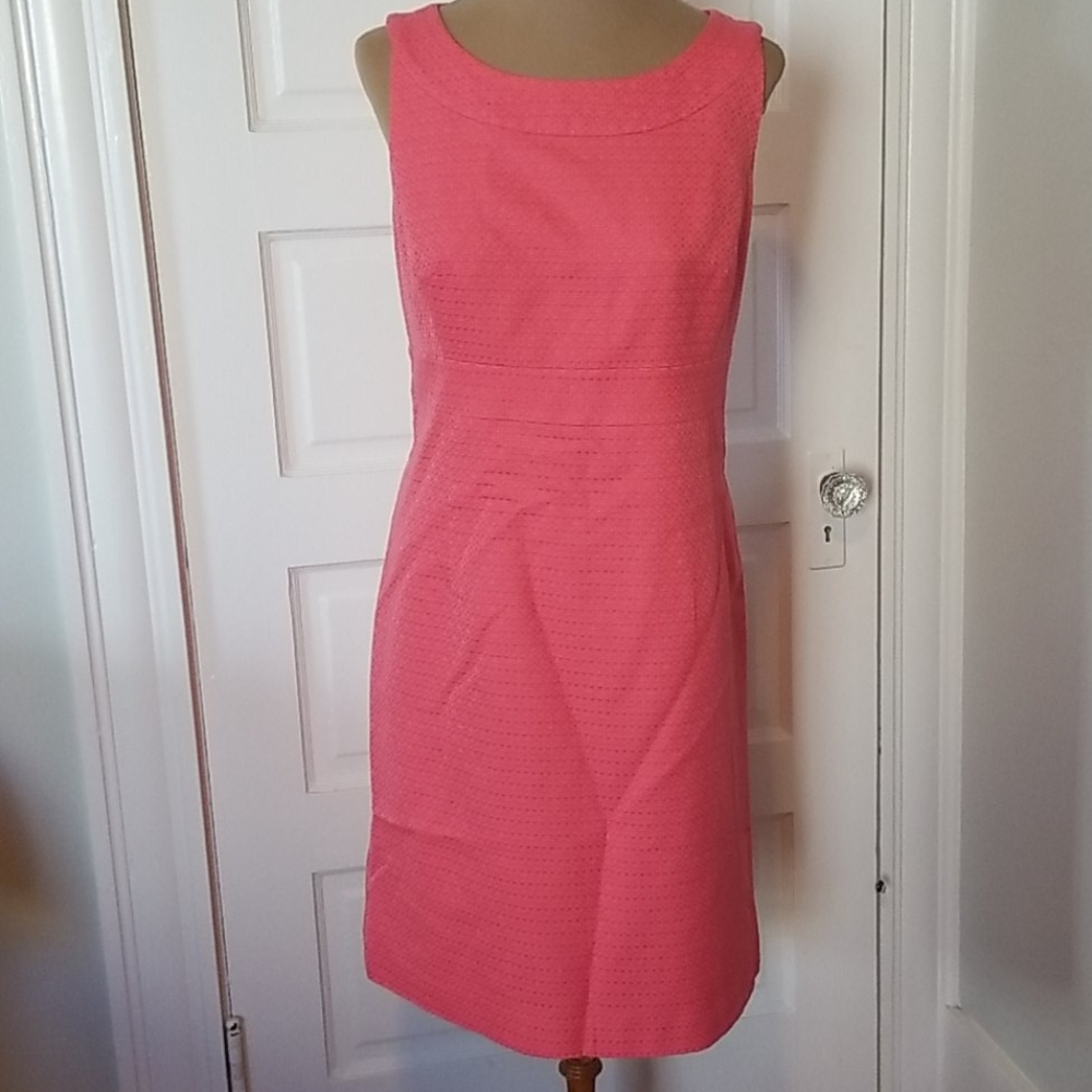 Coral sleeveless dress with scoop neck